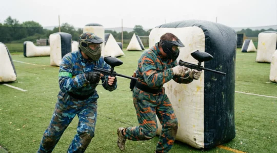Joueurs paintball en action sur terrain outdoor Île-de-France